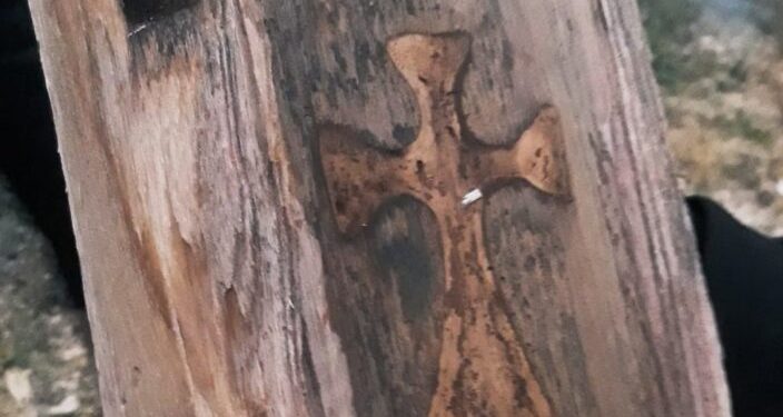 На Тернопільщині знайшли зображення двох хрестів, розрубавши дерево (Фото, Відео)