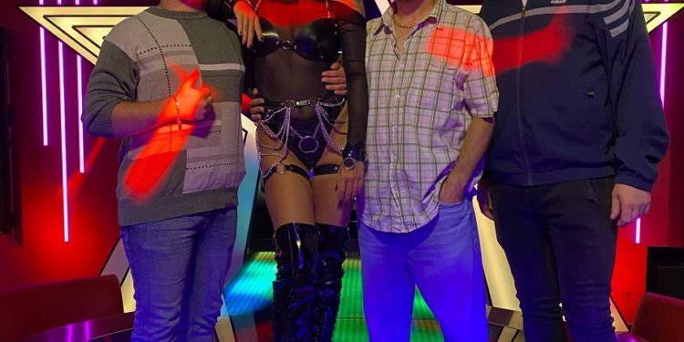 На головну роль у кліпі на пісню «Звєзда балєта» Цвіт Кульбаби запросив стриптизерку: гаряче відео