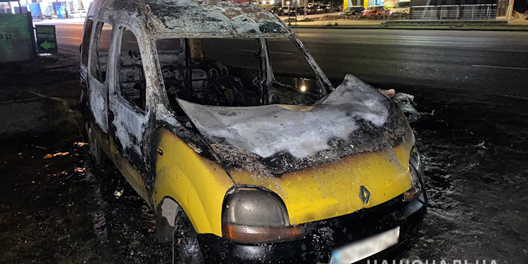 У Тернополі спіймали чоловіка, який вночі палив автомобілі (Фото)