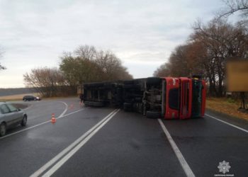 На трасі Тернопіль-Львів обмежений рух: перекинулася вантажівка (Фото)