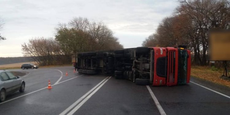 На трасі Тернопіль-Львів обмежений рух: перекинулася вантажівка (Фото)