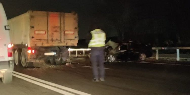 Смертельна аварія біля Тернополя: легківка заїхала під фуру (Фото)