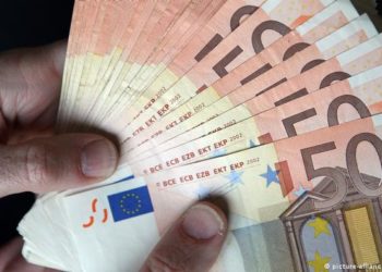 У Тернополі спіймали чоловіка, який отримав 1100 євро за вплив на депутатів ТМР