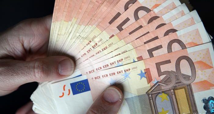 У Тернополі спіймали чоловіка, який отримав 1100 євро за вплив на депутатів ТМР