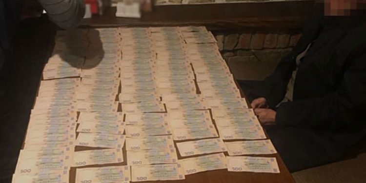 У Тернополі двоє податківців, які вимагали величезний хабар, отримали по 8 років тюрми (Фото)