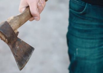 На Тернопільщині чоловік ударив сокирою потерпілого, бо той був поруч із його колишньою дружиною