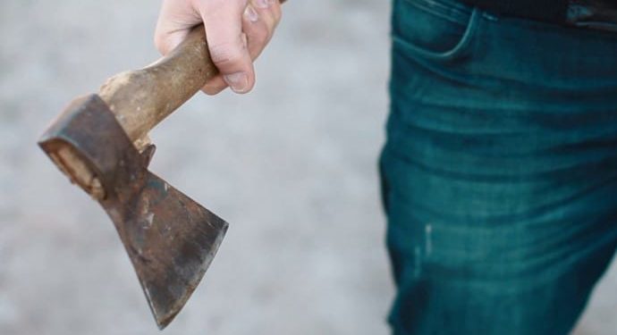 На Тернопільщині чоловік ударив сокирою потерпілого, бо той був поруч із його колишньою дружиною