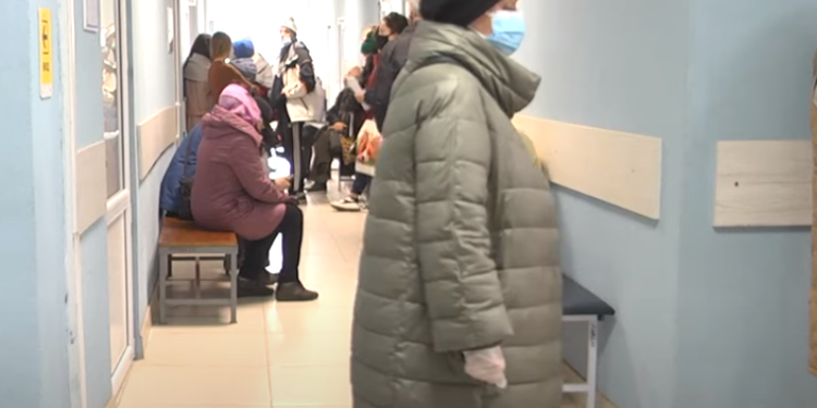“Усі ринули до своїх сімейних лікарів”: у Тернополі люди прагнуть одержати паперові сертифікати про вакцинацію (Відео)