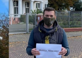 Пікет біля посольства Росії у Нідерландах влаштував військовий з Тернопільщини