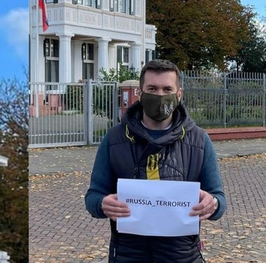 Пікет біля посольства Росії у Нідерландах влаштував військовий з Тернопільщини