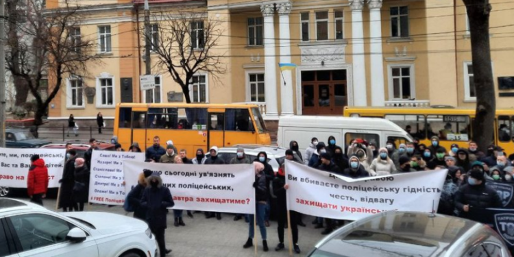 Під тернопільським судом пікетували через розгляд справи патрульних, яких звинувачують у смерті львів’янина