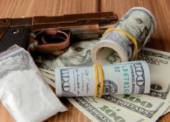 Молодик з наркотиками і зброєю розгулював вулицями Чорткова