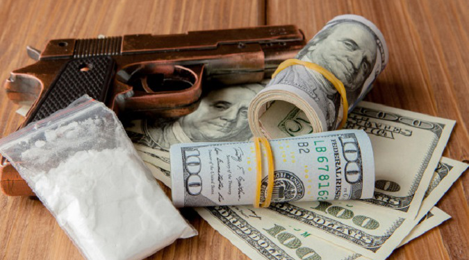 Молодик з наркотиками і зброєю розгулював вулицями Чорткова