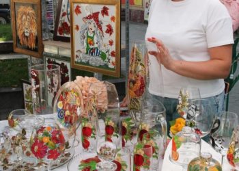 Жителька Тернопільщині створює шедеври на склі (Фото)