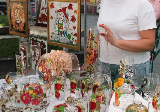 Жителька Тернопільщині створює шедеври на склі (Фото)