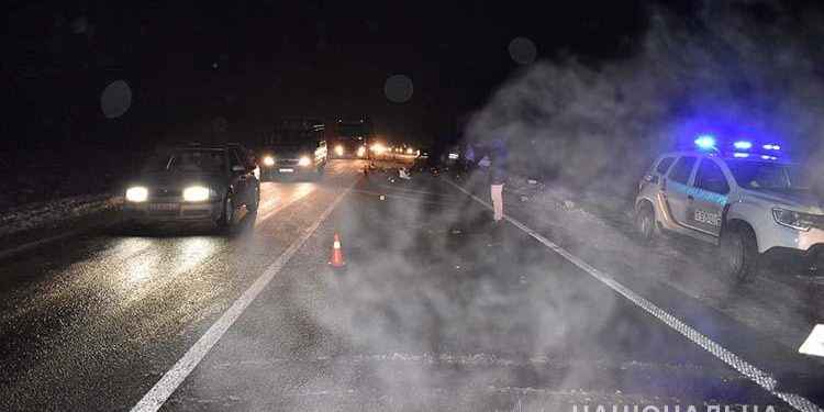 Не дожили до ранку: у ДТП біля Тернополя загинуло двоє людей, ще семеро у лікарні (Фото)