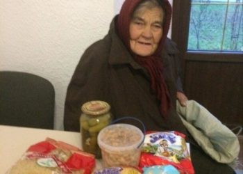 Живе сама в лісі: на Тернопільщині пенсіонерка щодня тягає хмиз і носить воду з джерела (Фото)