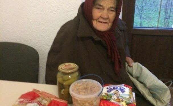 Живе сама в лісі: на Тернопільщині пенсіонерка щодня тягає хмиз і носить воду з джерела (Фото)