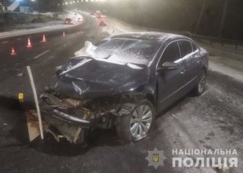 ДТП на об’їзній: “Фольксваген” після зіткнення із “Шкодою” врізався у відбійник і стовп (Фото)