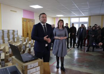 Понад 1000 ноутбуків сьогодні передали вчителям Тернопільщини