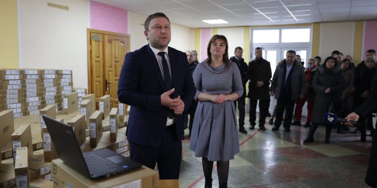 Понад 1000 ноутбуків сьогодні передали вчителям Тернопільщини