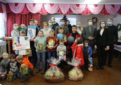 Патронатним сім’ям області передали подарунки до Дня святого Миколая