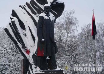 Хлопець, який облив фарбою пам’ятник Бандері у Тернополі, приїхав із Житомира