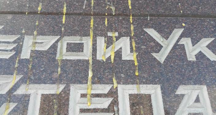 У Тернополі знову осквернили пам’ятник Бандері (Фото)