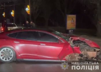 Є потерпілі: у Тернополі в ДТП потрапив водій на “Теслі” (Фото)