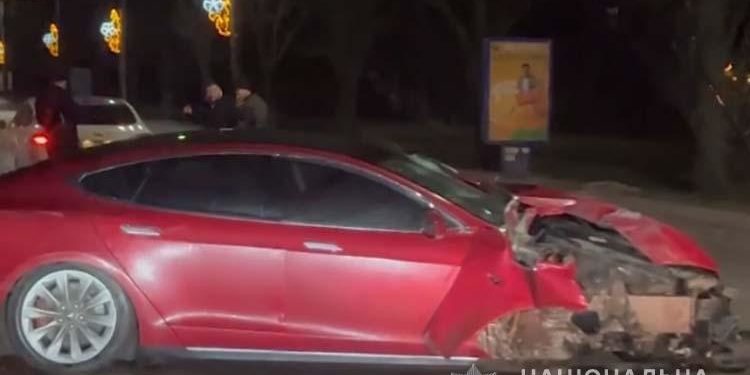 Є потерпілі: у Тернополі в ДТП потрапив водій на “Теслі” (Фото)