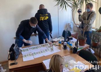 На Тернопільщині лікарка взяла хабар сувенірними купюрами