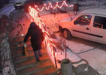 У Тернополі вночі жінка з огорожі зняла 20 метрів гірлянд (Відео)