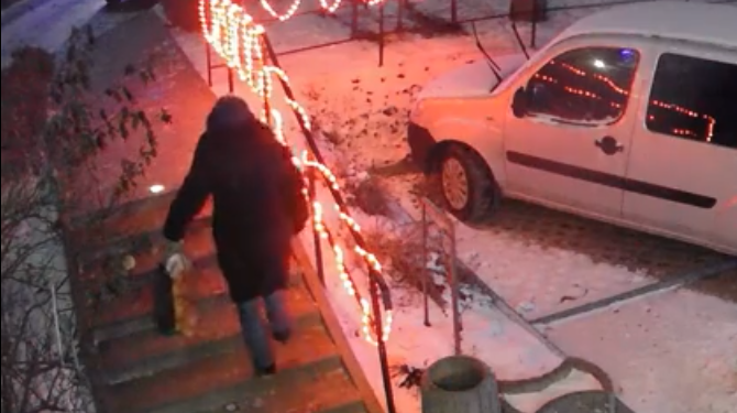 У Тернополі вночі жінка з огорожі зняла 20 метрів гірлянд (Відео)