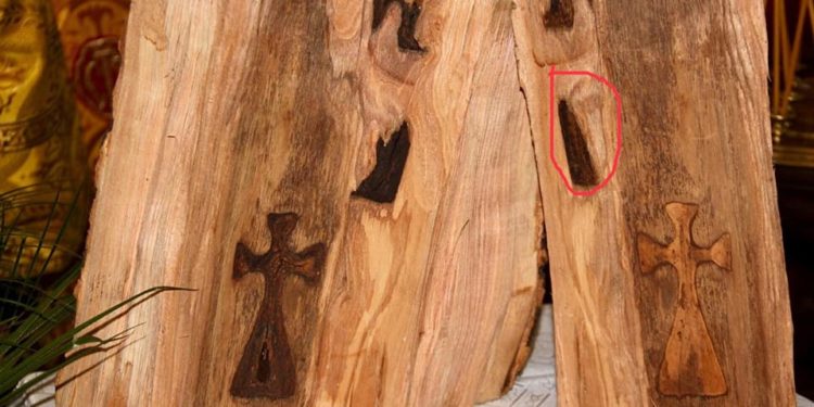 На Тернопільщині на поліні із зображенням хреста з’являється образ Ісуса (Фото)