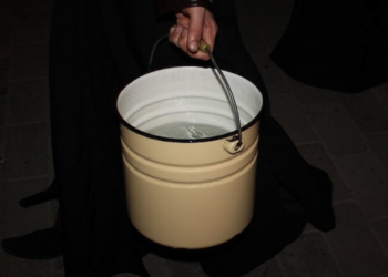 На Тернопільщині люди звертаються до отця із проханням освятити дорогу, яку не прибирають від снігу