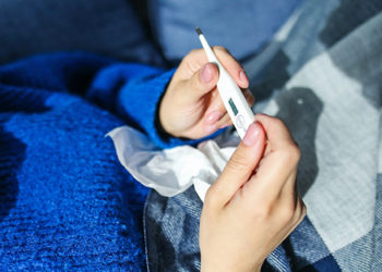 Симптоми штамів “Дельта” і “Омікрон” мають відмінності: як розрізнити їх