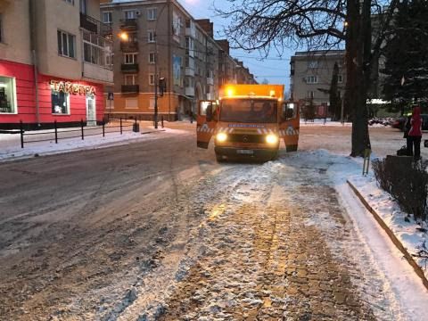 Цієї доби дороги Тернопільщини чистили 128 працівників і 69 одиниць техніки