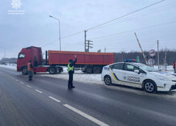 На Теребовлянщині вантажівка застрягла прямо на залізничному переїзді (Фото)