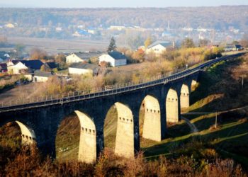 Як виглядає знаменитий Плебанівський віадук з кабіни машиніста потяга (Відео)