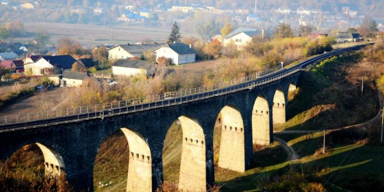 Як виглядає знаменитий Плебанівський віадук з кабіни машиніста потяга (Відео)