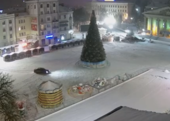 На Театралці невідомий дрифтував навколо ялинки (Відео)