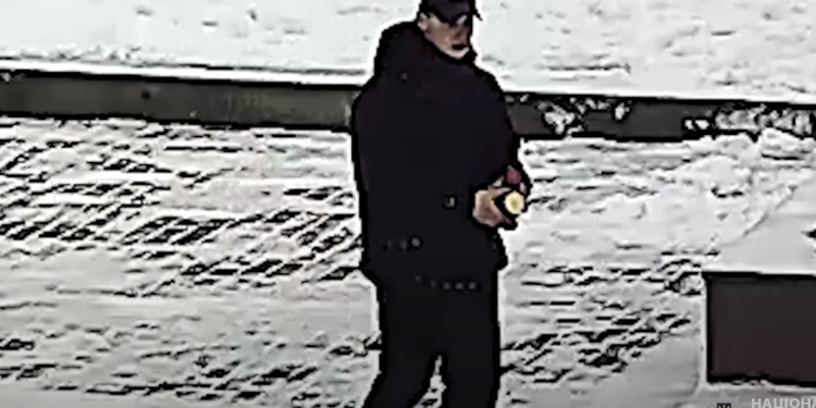 У Тернополі розшукують хлопця, який фарбою облив пам’ятник Бандері (Відео)