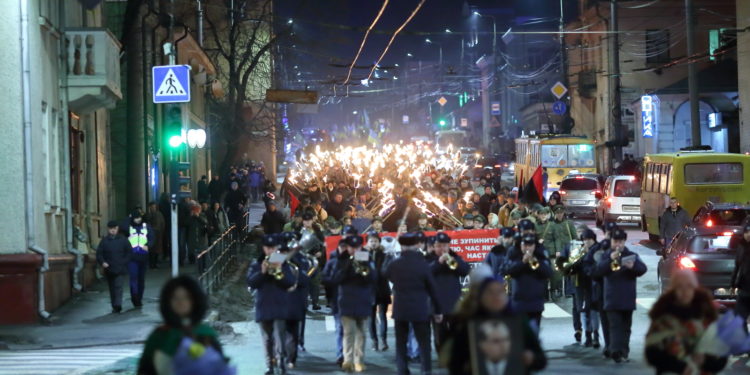 Із смолоскипами в руках сотні тернополян вийшли на ходу пам’яті Степана Бандери (фото)
