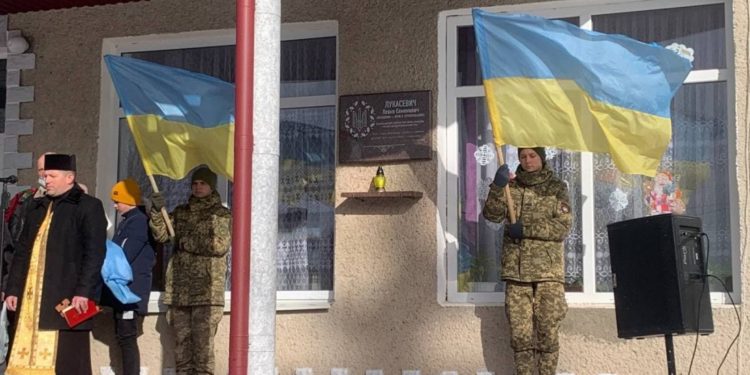 На Тернопільщині відкрили пам’ятну дошку герою-земляку, який воював під Крутами