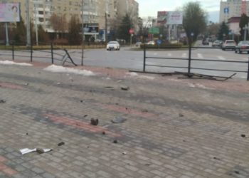 біля памятника Бандері