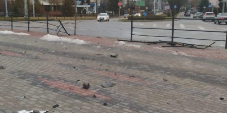 біля памятника Бандері