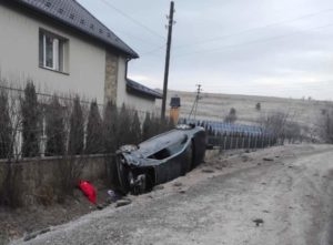В Бережанах автомобіль злетів з дороги