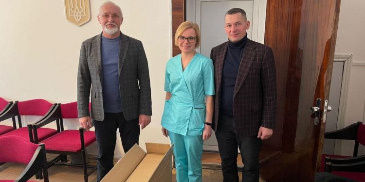 Подяка за лікування: Микола Люшняк передав фтизіопульмонологічному центру веносканер