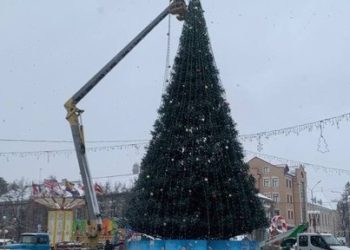 На Театральному майдані в Тернополі розпочали демонтаж новорічної ялинки