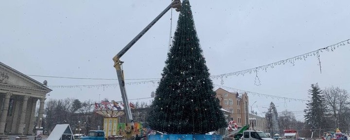 На Театральному майдані в Тернополі розпочали демонтаж новорічної ялинки